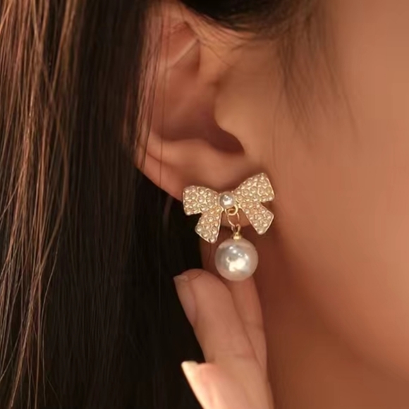 Brand new Faux Pearl Bowknit Eleganet Stud Earrings - Picture 2 of 6